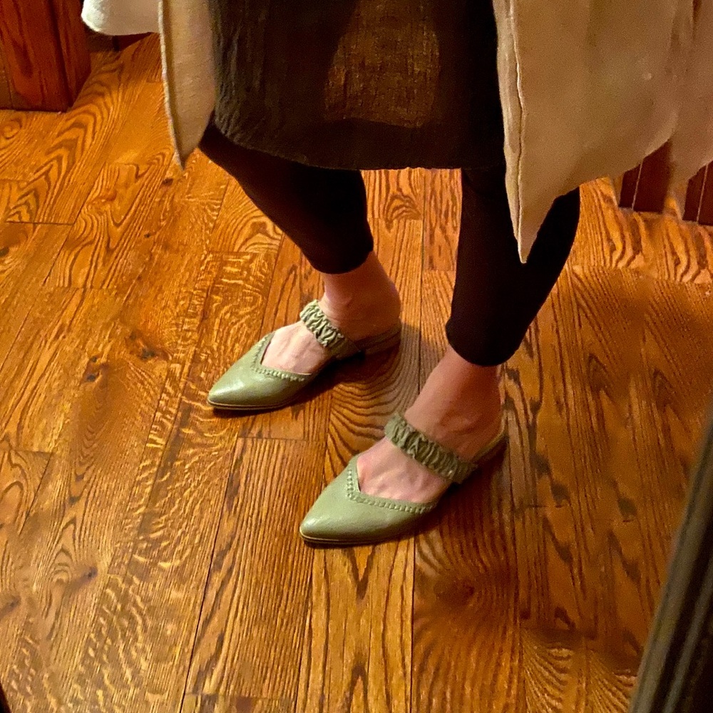 LOW HEEL A-POINTED TOE MULE SHOE WITH RUFFLE STRAP - Picture 2 of 2